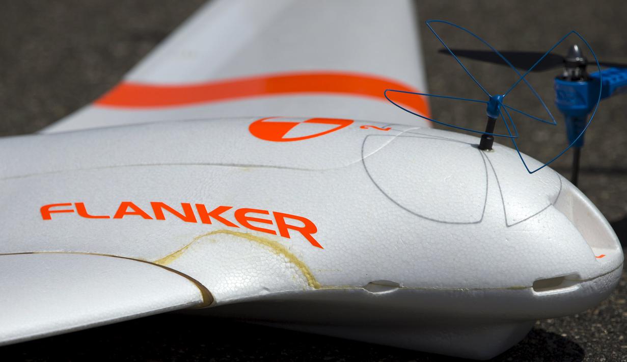 Sebuah drone Flanker saat akan diuji coba dalam demonstasi 'Black Dart' di Naval Base Ventura County Sea Range, California, Jumat (31/7/2015). Demonstrasi tersebut untuk menguji coba 55 pesawat tanpa awak atau drone. (REUTERS/Patrick T. Fallon)