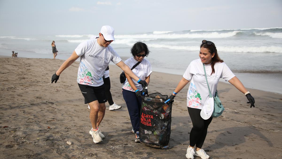 Lebih dari 100 Kg Sampah Terangkut di Bersih-bersih Pantai Petitenget Bali