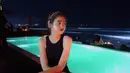 Ini adalah foto lawas Maudy Effrosina tahun 2016. Netizen salah fokus dan menyebut jika Maudy mirip dengan Fuji. Kenakan long dress hitam tanpa lengan, penampilan sahabat Beby Tsabina ini simpel tapi memesona. Rambut diikat kuncir kuda dengan tambahan bando, menambah kesan manis dalam penampilannya ini. Polesan makeup natural juga membuat Maudy Effrosina makin cantik. (Liputan6.com/IG/@maudyeffrosina)