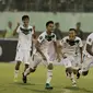 Para pemain PSMS melakukan selebrasi usai mengalahkan Persebaya pada laga perempat final Piala Presiden di Stadion Manahan, Solo, Sabtu, (3/2/2018). PSMS menang adu penalti atas Persebaya dengan skor 4-3. (Bola.com/M Iqbal Ichsan)