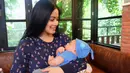 Sejak dulu, Titi Kamal memang tidak mengecewakan publik dalam urusan penampilan. Terbukti sampai ia sudah memiliki dua orang anak sekarang ini. Dan begini lah gaya Titi saat menggendong bayi mungilnya. (Instagram/titi_kamall)