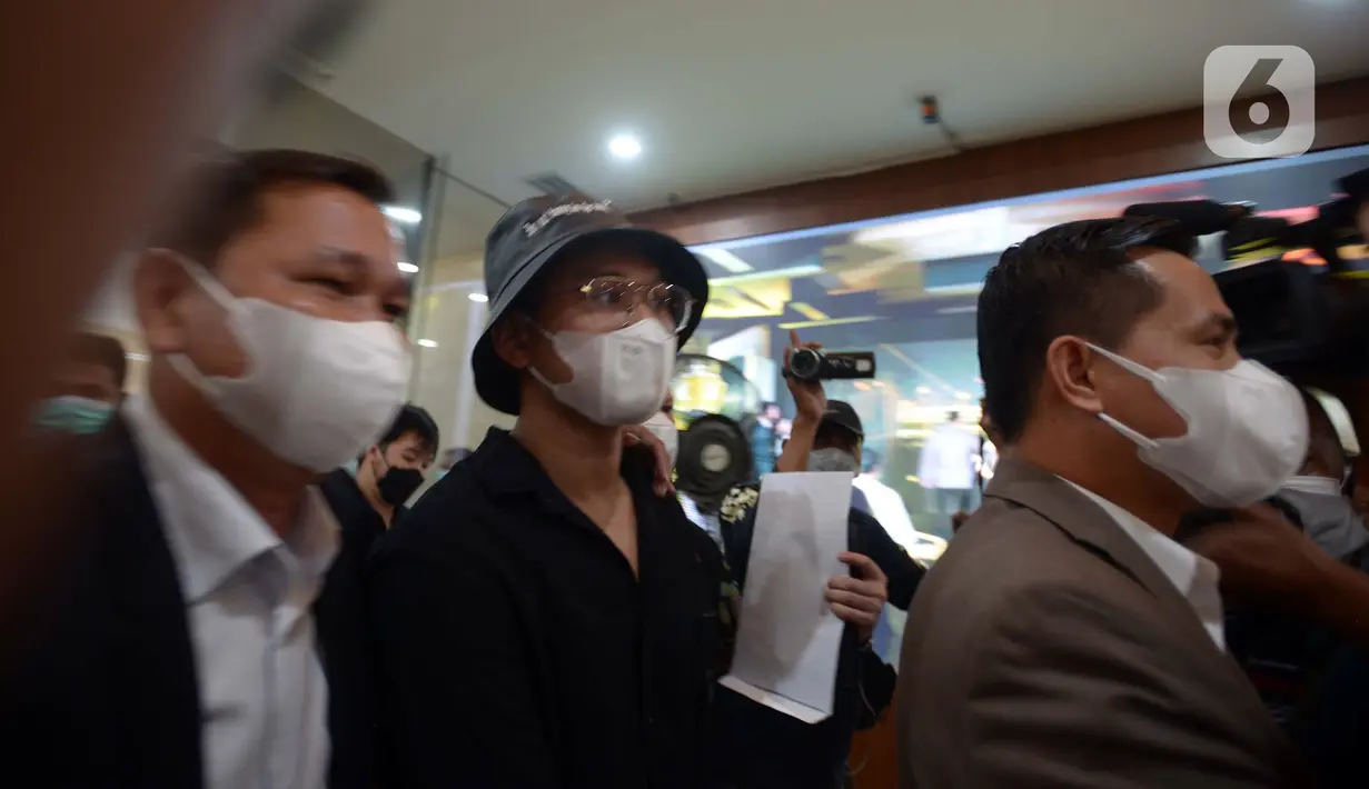 Indra Kesuma alias Indra Kenz (tengah) tiba di Gedung Bareskrim, Jakarta, Kamis (24/2/2022). Indra Kenz menjalani pemeriksaan terkait kasus dugaan penipuan investasi bodong aplikasi trading binary option Binomo. (merdeka.com/Imam Buhori)
