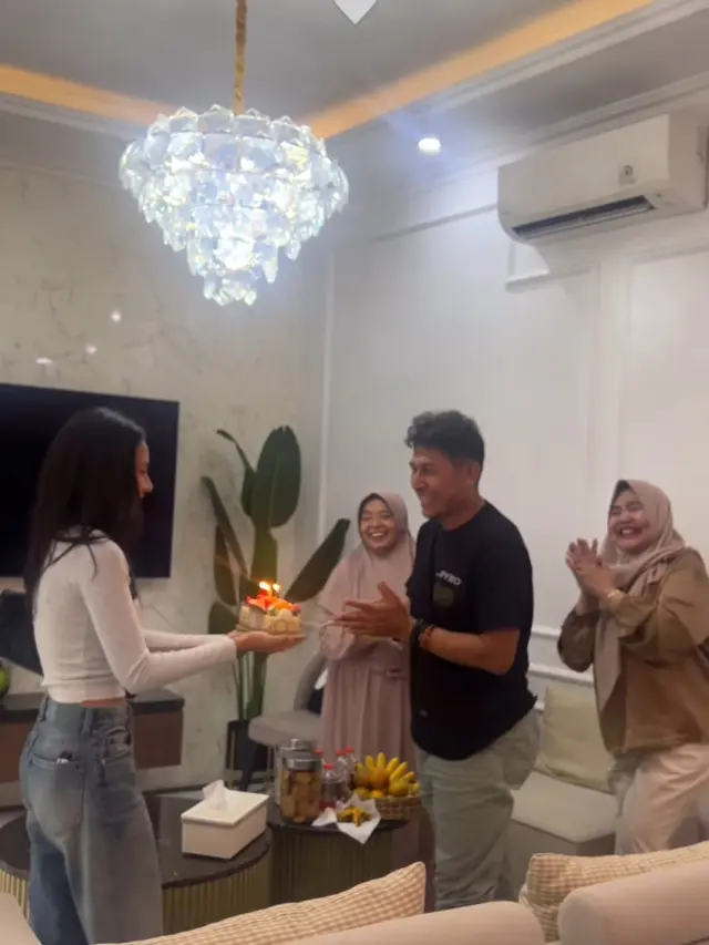 Shenina Cinnamon dan Keluarga