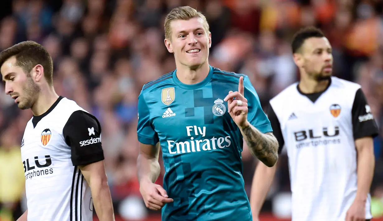 Gelandang Real Madrid, Toni Kroos melakukan selebrasi usai mencetak gol ke gawang Valencia saat bertanding pada lanjutan La Liga Spanyol di stadion Mestalla, (27/1). Real Madrid menang 4-1. (AFP Photo/Jose Jordan)