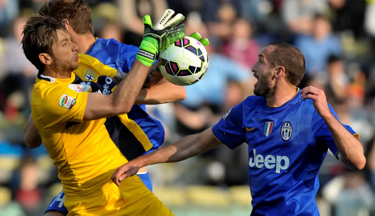 Penjaga gawang Parma, Antonio Mirante harus berjibaku menahan gempuran pemain-pemain Juventus (AP Photo/Marco Vasini)