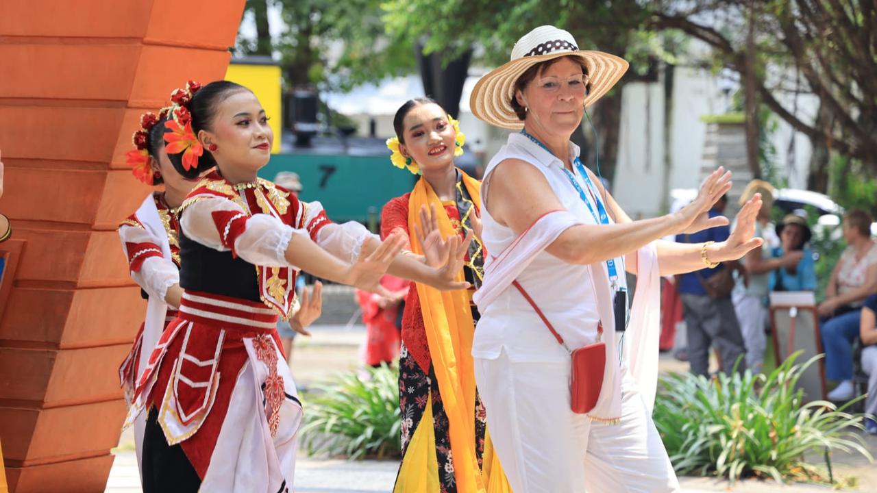Salah satu turis Eropa belajar menari di Kota Probolinggo (Istimewa).