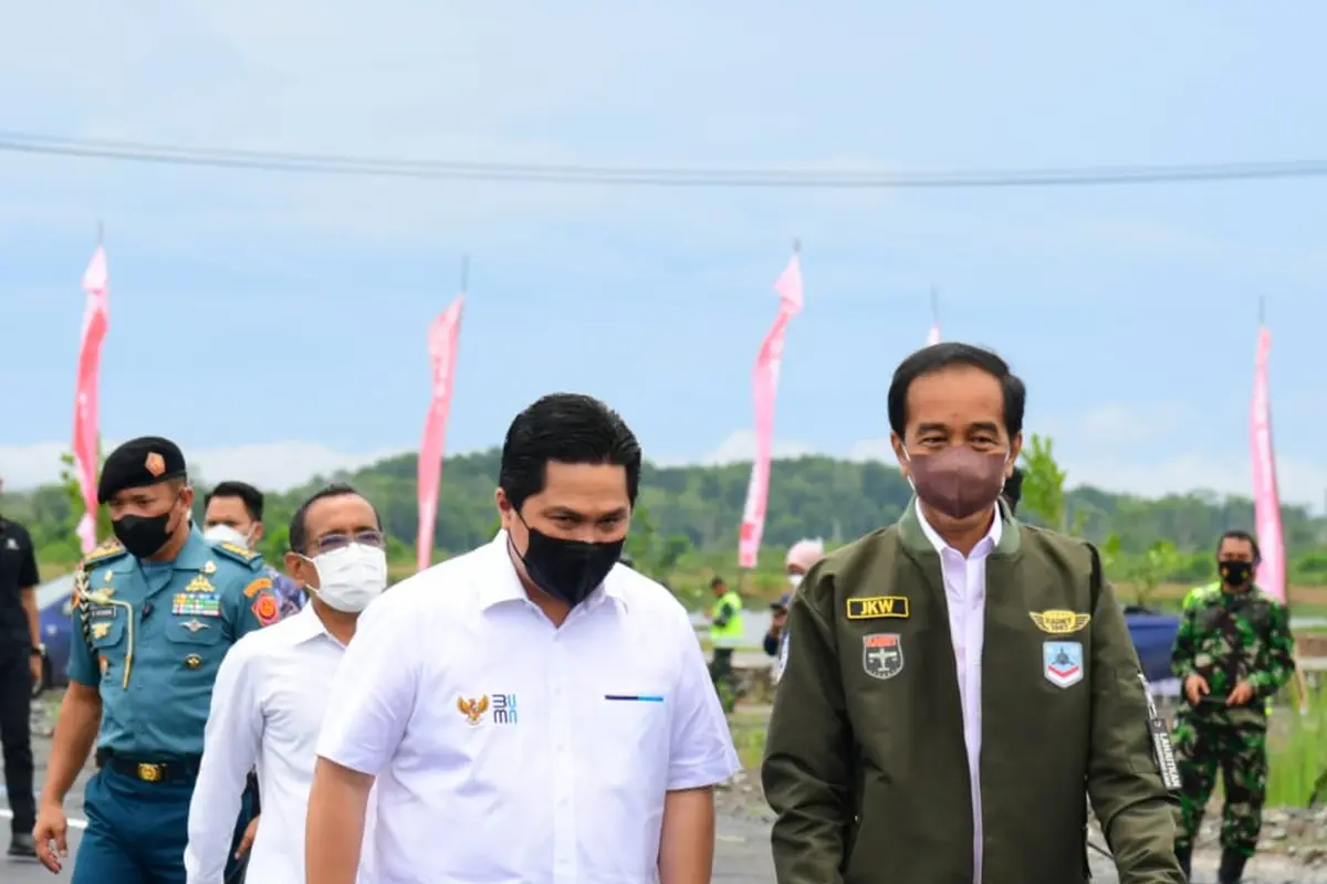 Menteri BUMN Erick Thohir mendampingi Presiden Joko Widodo dalam peresmian pabrik biodiesel milik PT Jhonlin Agro Raya di Kalimantan Selatan