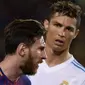 Dua bintang sepak bola, Lionel Messi (depan, Barcelona) dan Cristiano Ronaldo (belakang, Real Madrid), pada laga La Liga di Camp Nou, Minggu (6/5/2018). (AFP/Josep Lago)