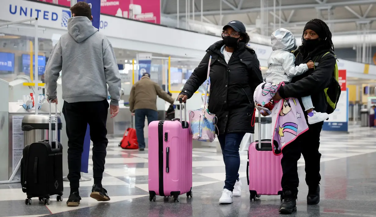 Wisatawan tiba untuk penerbangan di Bandara Internasional O'Hare di Chicago, Illinois pada 16 Maret 2021. Administrasi Keamanan Transportasi menyaring lebih dari 1,34 juta pelancong pada 12 Maret, jumlah tertinggi sejak dimulainya pandemi virus corona COVID-19. (Scott Olson/Getty Images/AFP)
