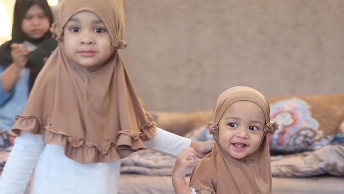 Potret kedua putri Shireen Sungkar saat pakai hijab, cantik bikin gemas. (Sumber: Instagram/@shireensungkar)