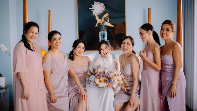 Busana Effortless Ello dan Cindy Maria di Pernikahan Romantis Pinggir Pantai