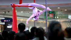 Seorang peserta mengambil bagian dalam kontes Pole Dance di sebuah pusat perbelanjaan di Shenyang, Liaoning, China, 4 April 2017. Pole Dance merupakan bentuk seni pertunjukan yang menggabungkan tari dan akrobat yang menggunakan tiang. (AFP PHOTO/STR)