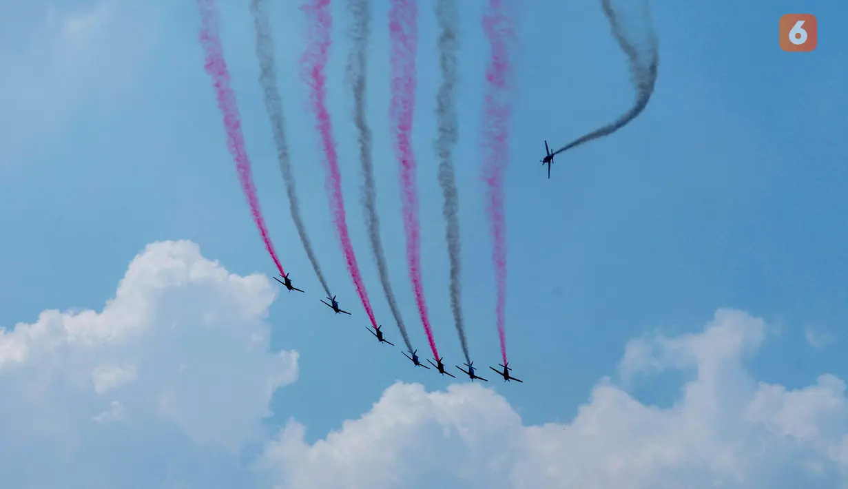 Jet tempur Rafale melakukan manuver saat atraksi udara dalam perayaan HUT ke-81 Kemerdekaan Republik Indonesia di kawasan Istana Merdeka, Jakarta, Senin (17/8/2026). Atraksi tersebut menampilkan berbagai alutsista udara, termasuk Rafale, F-16, Sukhoi, Hawk, dan Airbus A400M yang membentuk sejumlah formasi di langit Jakarta. (KLY / Budy Santoso)