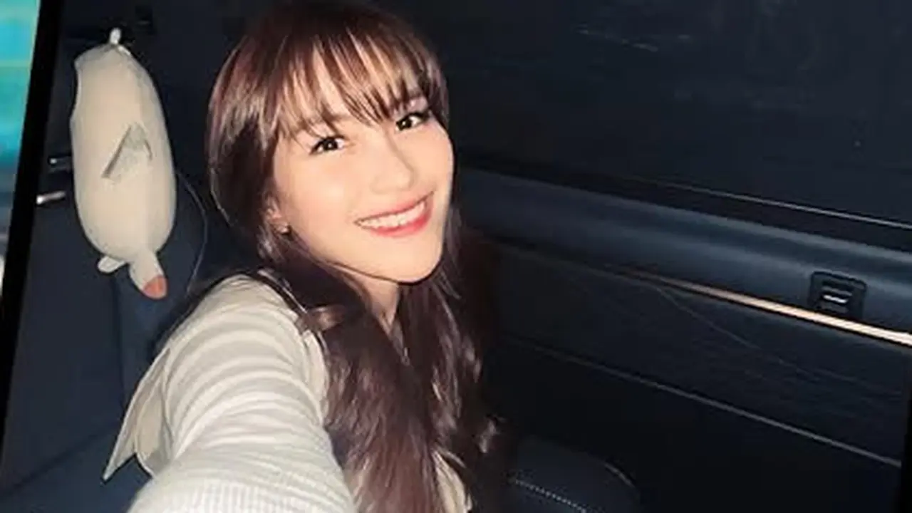 Potret Ayu Ting Ting Sambut Tahun Baru 2025 dengan Gaya Rambut Berponi ala Eonni Korea