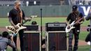 James Hetfield (kiri) dan Kirk Hammett saat memainkan lagu kebangsaan Amerika Serikat pada lanjutan MLB antara San Francisco Giants melawan Chicago Cubs di San Francisco, (7/8/2017). San Francisco kalah 3-5 dari Cubs. (AP/Marcio Jose Sanchez)