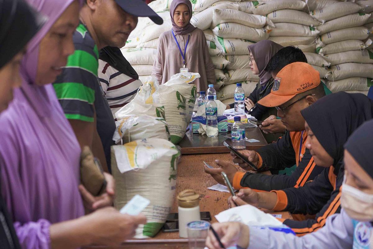 FOTO: 20 Kg Beras untuk Warga Rentan, Pemerintah Gulirkan Bansos Pangan