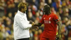 Video highlights pertandingan Liverpool melawan Dortmund yang berakhir dengan skor 4-3 dalam lanjutan perempat final Liga Europa yang berlangsung di Anfield, Jum'at (15/4/2016) dini hari WIB. Liverpool menang dramatis usai tertinggal 2 gol pada 8 men...
