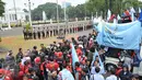 Puluhan Anggota polisi berjaga depan istana saat para buruh melakukan demo, Jakarta, Kamis (29/10/2015). Mereka  menuntut agar Presiden Joko Widodo mencabut Peraturan Pemerintah Nomor 78 Tahun 2015 tentang Pengupahan. (Liputan6.com/Gempur M Surya)