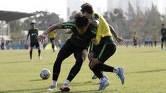 Pemain Timnas Indonesia U-23, Feby Eka, berebut bola saat latihan di Lapangan G, Senayan, Rabu (6/11). Jelang SEA Games 2019, Timnas Indonesia U-23 terus pertajam transisi pemain. (Bola.com/Yoppy Renato)
