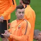 Penyerang AS Roma, Stephan El Shaarawy (tengah) mengikuti sesi latihan di Trigoria di pinggiran kota Roma, Italia (9/4). Roma akan bertanding melawan wakil Spanyol, Barcelona pada leg kedua perempat final Liga Champions. (AFP Photo/Andreas Solaro)