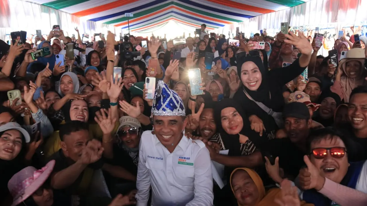 Ribuan warga Sirenja, Kabupaten Donggala, Sulawesi Tengah (Sulteng) antusias menghadiri sambung rasa bersama bakal calon Gubernur (bakal Cagub) dan bakal calon Wakil Gubernur (bakal Cawagub) Anwar-Reny.
