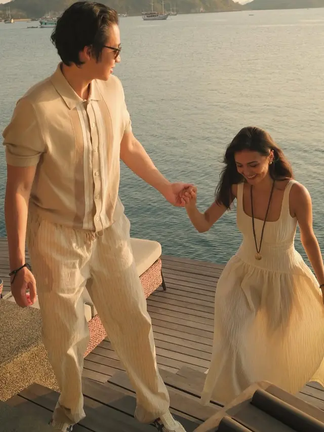 Amanda Rawles saat Mini Moon di Labuan Bajo Bersama Suami. [@amandarawles]