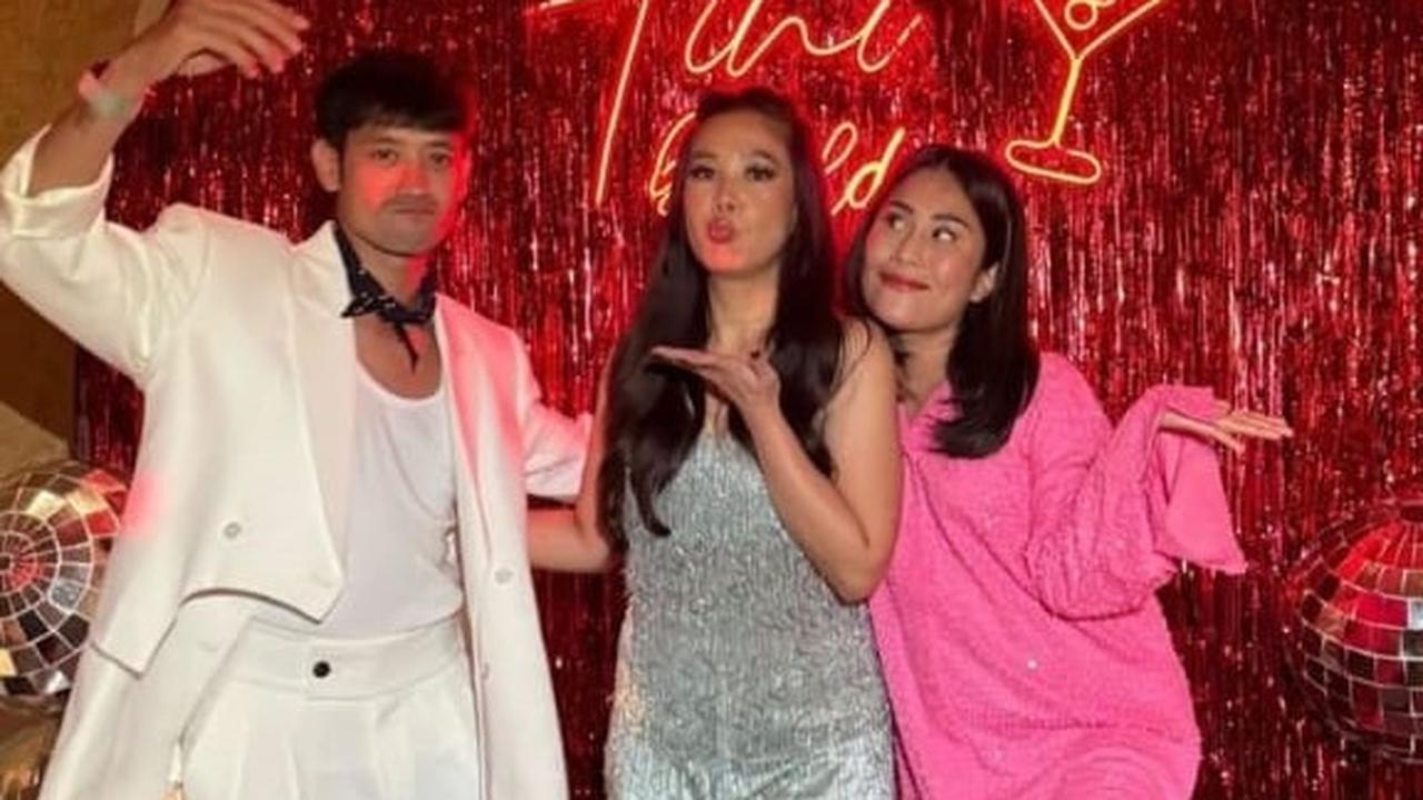 Tarra Budiman dan Gya Sadiqah tampil kompak dengan penuh gaya. Tarra memilih setelan jas putih yang dibiarkan terbuka, sementara Gya tampil santai dalam busana berwarna pink.<br>