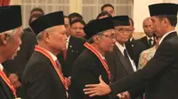 Politisi senior PDI Perjuangan, Sabam Sirait saat dianugerahi penghargaan Bintang Mahaputra Utama oleh Presiden Jokowi di Istana Negara, Jakarta, Kamis (13/8/2015). (Ist)