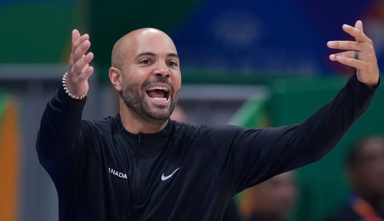 Pelatih kepala timnas basket Kanada, Jordi Fernandez Torres berteriak dari pinggir lapangan saat pertandingan perempat final Piala Dunia Bola Basket melawan Slovenia di Manila, Filipina, Rabu, 6 September 2023. (AP Photo/Michael Conroy)