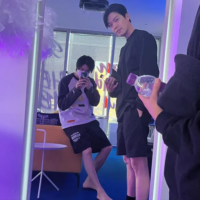 Lama tak terlihat nongkrong bareng, Lee Jong Suk bagikan momennya bersama Kim Woo Bin. (Foto: Instagram/jongsuk0206)
