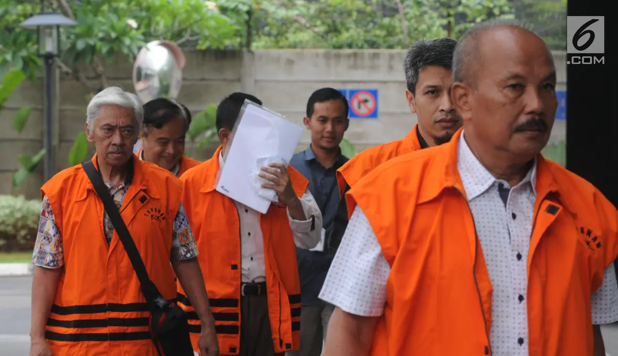 Tersangka Anggota DPRD Kota Malang tiba di Gedung KPK, Jakarta, Senin (29/10). Sebanyak 14 tersangka Anggota DPRD Kota Malang akan menjalani pemeriksaan bersama oleh penyidik KPK. (Merdeka.com/Dwi Narwoko)