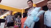 Cucu (27), seorang ibu di Garut, Jawa Barat tanpa belas kasihan, tega membunuh Ismail Nugraha, anaknya sendiri yang masih berusia 3 bulan di Kampung Patrol Desa Sindang Palay, Karangpawitan, Senin petang (23/10/2017). (Liputan6.com/Jayadi Supriadin)