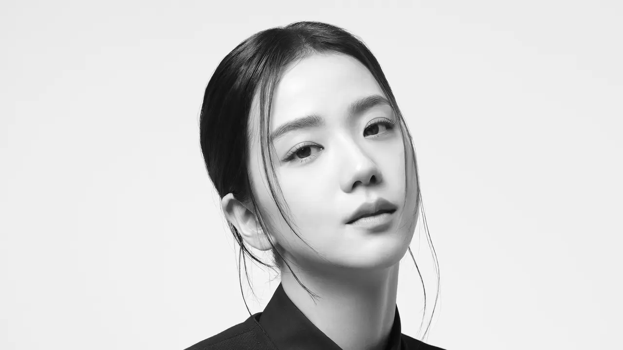 Gaya Klasik Jisoo BLACKPINK yang Elegan dengan Tas Dior Lady 95.22