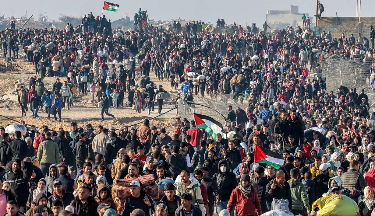 Ribuan warga Palestina pada Senin pagi 27 Januari 2025 waktu setempat berjalan kaki kembali ke wilayah Jalur Gaza utara. (Omar AL-QATTAA/AFP)