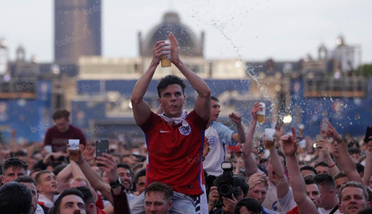 Suporter Inggris memadati fan zone Kota Paris pada Senin (27/6/2016). Hal itu merupakan momen terakhir para pendukung The Three Lions pada ajang Piala Eropa 2016, karena Inggris disingkirkan oleh Islandia. (Bola.com/Vtalis Yogi Trisna)