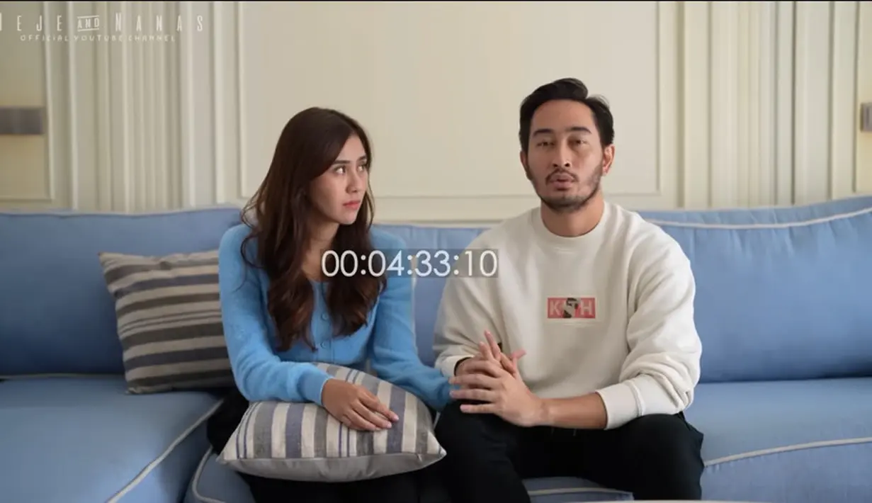 "Mungkin kemarin-kemarin bisa kurang menghargai, kurang bisa bersyukur, udah dikasih keluarga yang baik, suami yang baik banget kayak kamu." sambung Syahnaz yang terus memegang tangan sang suami. [Youtube/Jeje & Nanas Channel]