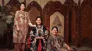 Di foto ini, Selvi Ananda terlihat berpose bersama Iriana Jokowi dan Kahiyang dalam balutan busana rancangan Biyan. Berpose berdiri di sebelah Ibu Negara yang juga mertuanya, Selvi Ananda tampil cantik dan elegan mengenakan busana bernuansa kemerahan. [Foto: Instagram/doleytobing]