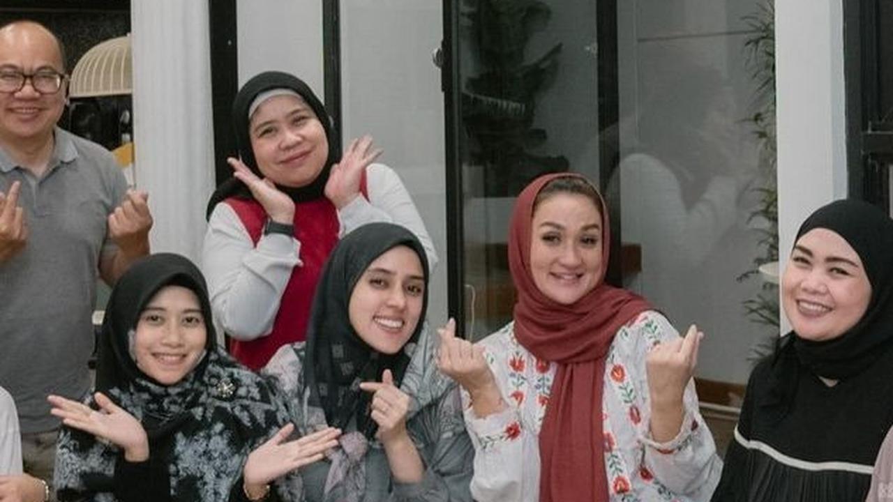 Suasana tasyakuran 7 bulanan kehamilan Tengku Dewi Putri tampak hangat dan penuh kebahagiaan, meskipun acara ini digelar dengan sederhana.<br>