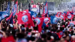 Sebanyak 110 ribu orang memadati pawai Paris Saint-Germain (PSG) usai juara Liga Champions, Minggu (1/6) waktu setempat. (AFP/Thibaud Moritz)