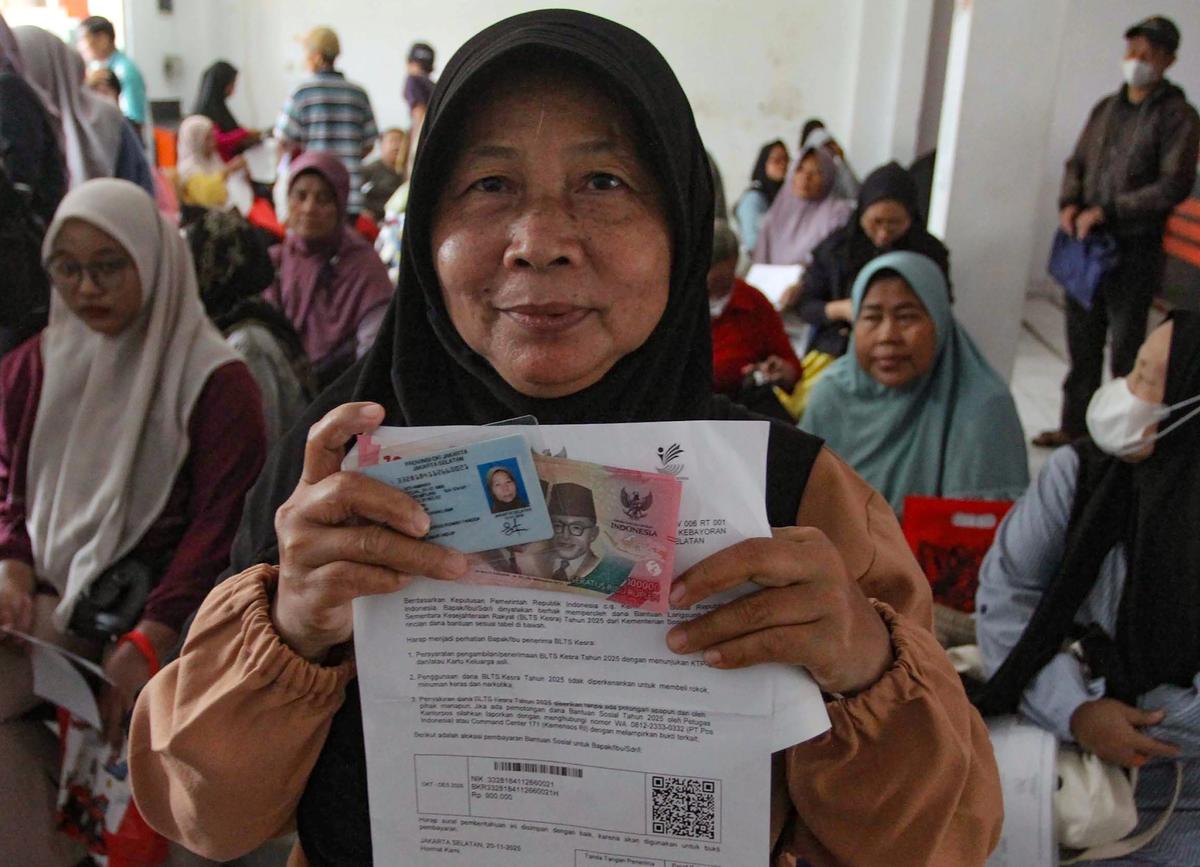 FOTO: Warga Antre Memadati Kantor Pos untuk Mengambil BLT Kesra 2025