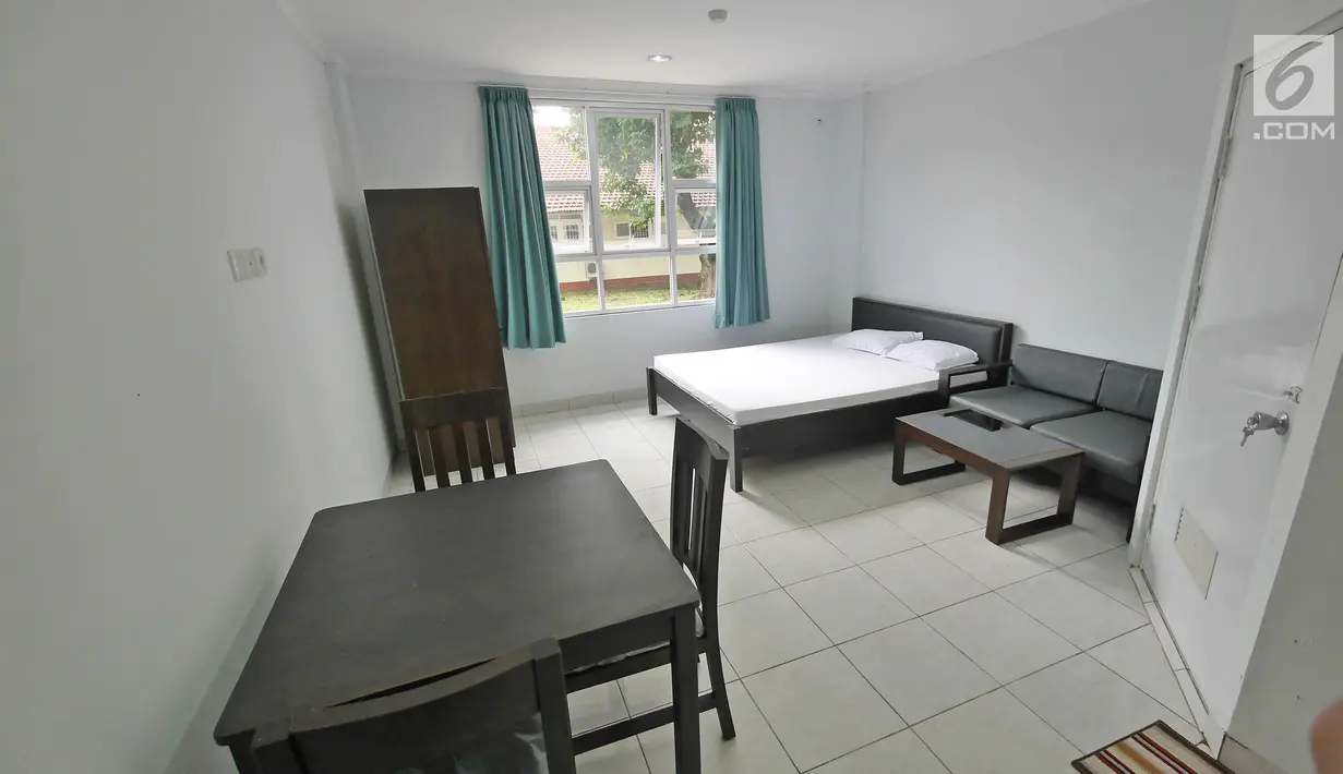 Ruang kamar rusun lansia yang ada di kawasan Cibubur, Jakarta, Selasa (24/4). Kementerian PUPR membangun satu twin block rusun khusus untuk lansia berjumlah 90 unit. (Liputan6.com/Herman Zakharia)