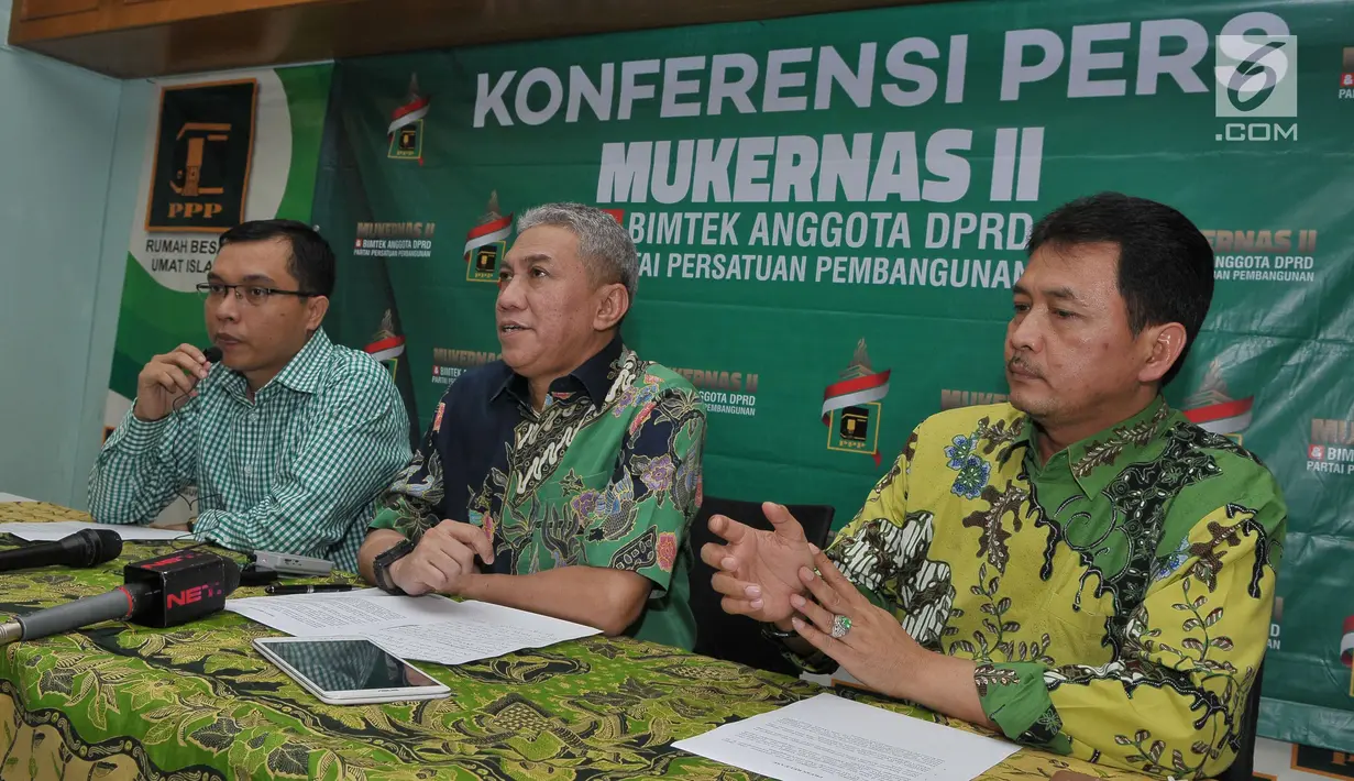Wasekjen PPP anggota Komisi II DPR Achmad Baidowi (kiri) memberi keterangan pers jelang digelarnya Mukernas ke-2 PPP di Jakarta (16/7). (Liputan6.com/Helmi Afandi)