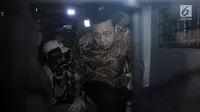 Terdakwa korupsi proyek e-KTP, Setya Novanto naik mobil tahanan KPK usai menjalani sidang putusan di Pengadilan Tipikor, Jakarta, Selasa (24/4). Setya Novanto divonis 15 tahun penjara dan denda 500 juta rupiah. (Liputan6.com/Helmi Fithriansyah)