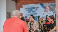 Wamenhub Sumbang Kursi Roda dan Alat Bantu Dengar untuk Warga Pulau Sabira