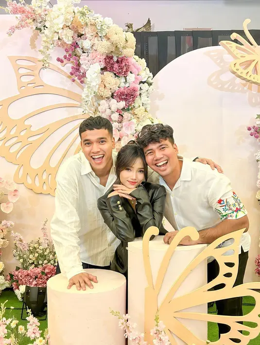 Untuk merayakan ulang tahunnya, Fuji An juga mengandeng event organizer (EO).  Berkonsep white glam dengan dekorasi serba putih dan kupu-kupu. Fuji merupakan anak bungsu dari empat bersaudara. Ia juga perempuan satu-satunya pasangan Faisal dan Dewi Zuhriati. [Instagram/fuji_an]