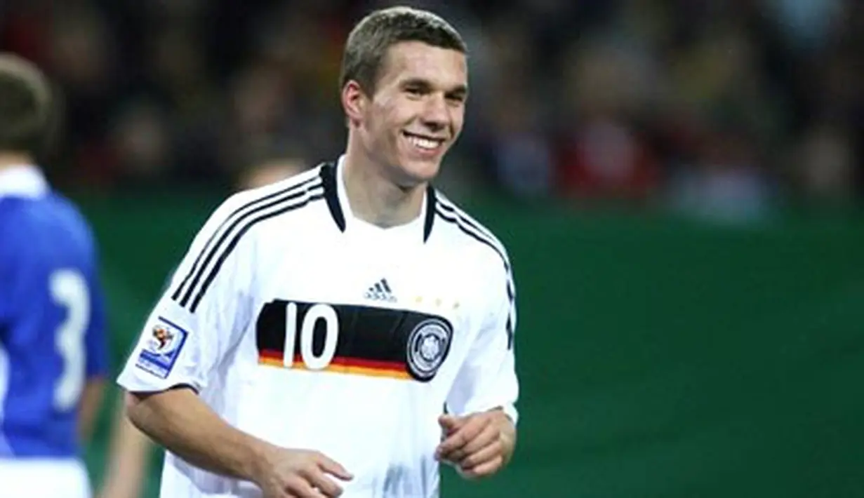 Striker Jerman, Lukas Podolski tersenyum setelah mencetak gol yang membuat skor 1-1 menghadapi Finlandia pada kualifikasi PD 2010 di Hambur, 14 Oktober 2009. AFP PHOTO/RONNY HARTMANN