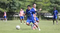 Suasana latihan Arema FC, tampak Evan Dimas berebut bola dengan Gian Zola. (Bola.com/Iwan Setiawan)