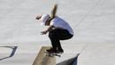 Skater Brasil, Pamela Rosa, saat beraksi pada  Kejuaraan dunia skateboard jalanan di Roma, Jumat (4/6/2021). Ajang tersebut merupakan kualifikasi untuk Olimpiade Tokyo 2020. (AP/Alessandra Tarantino)