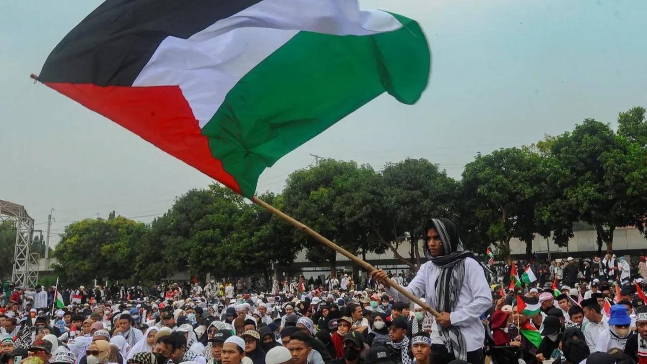 Bendera kenegaraan Palestina, mereka kibarkan di tengah kerumunan massa Koalisi Indonesia Bela Baitul Maqdis (KIBBM) yang menggelar aksi  bela Palestina di Masjid Al Azhar.