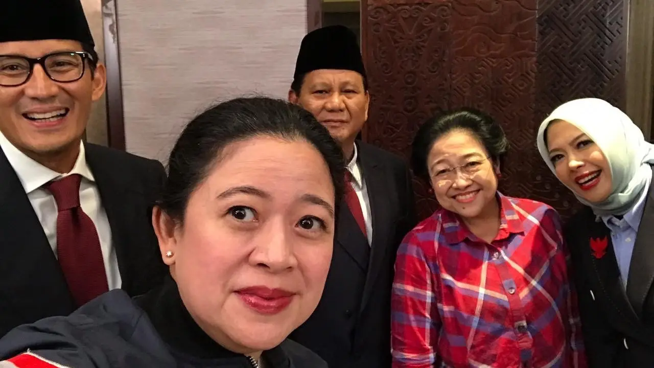 Ketua nonaktif DPP PDIP Puan Maharani mengajak Megawati dan Prabowo-Sandiaga melakukan wefie atau foto bersama.